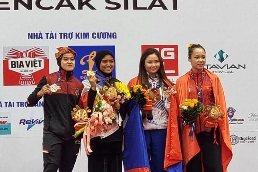 Mary Francine Padios (thứ hai từ trái sang) trên bục nhận HCV SEA Games 31. ẢNH: BTC SEA GAMES 31 Mary Francine Padios (thứ hai từ trái sang) trên bục nhận HCV SEA Games 31. ẢNH: BTC SEA GAMES 31