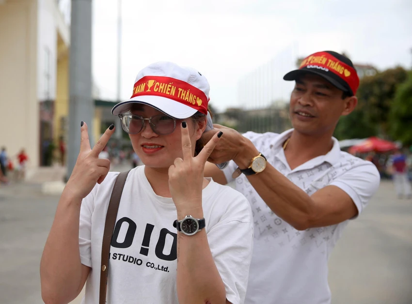 Không khí sôi động khu vực quanh sân Việt Trì. ẢNH: ANH DUY