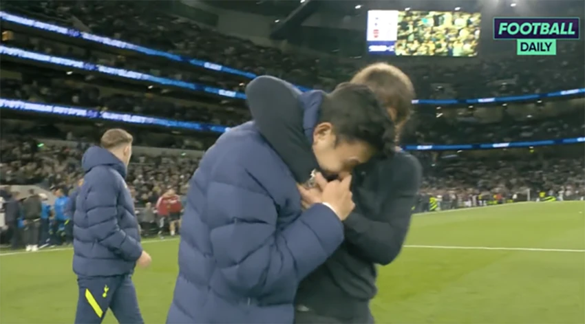 Conte ôm cổ bá vai Son Heung-min an ủi sau trận đấu. ẢNH: SKY SPORTS