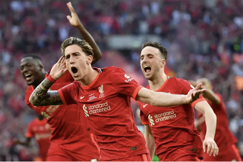 Tsimikas ăn mừng cùng các đồng đội sau cú sút pen quyết định. ẢNH: SUN SPORTS Tsimikas ăn mừng cùng các đồng đội sau cú sút pen quyết định. ẢNH: SUN SPORTS
