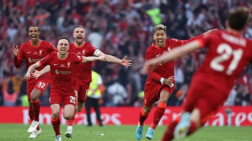 Liverpool ăn mừng sau khi Tsimikas ghi bàn quyết định. ẢNH: GETTY