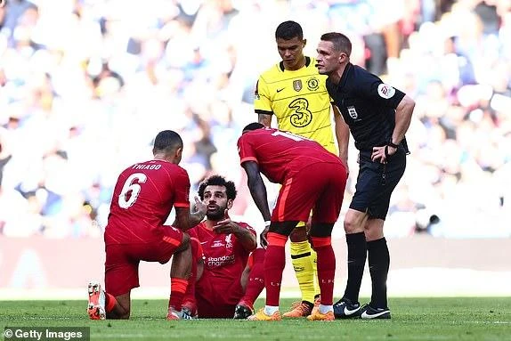 Salah chấn thương rời sân. ẢNH: GETTY Salah chấn thương rời sân. ẢNH: GETTY
