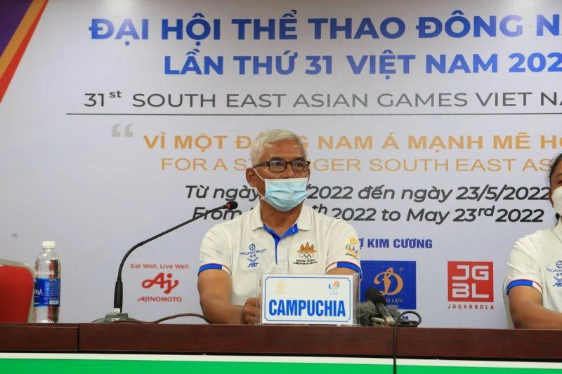 HLV Park Vuthy của Campuchia cũng vui vì các học trò tiến bộ hơn khi chỉ thua nữ Việt Nam 0-7. ẢNH: VFF HLV Park Vuthy của Campuchia cũng vui vì các học trò tiến bộ hơn khi chỉ thua nữ Việt Nam 0-7. ẢNH: VFF