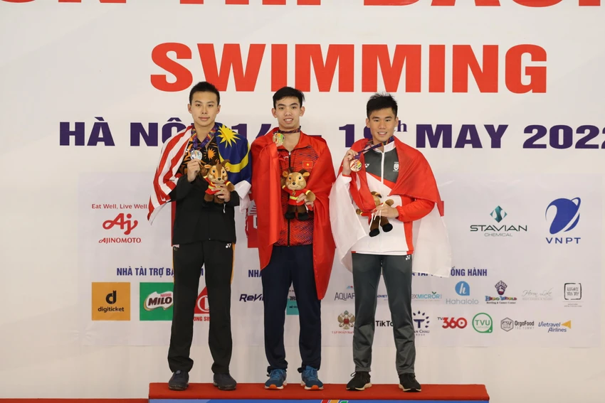 Nguyễn Huy Hoàng trên bục nhận huy chương. ẢNH: ANH PHƯƠNG Nguyễn Huy Hoàng trên bục nhận huy chương. ẢNH: ANH PHƯƠNG