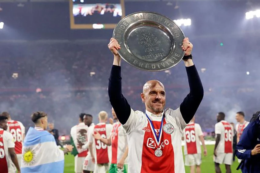 Ten Hag nâng cao chức vô địch Hà Lan cùng Ajax. ẢNH: GETTY Ten Hag nâng cao chức vô địch Hà Lan cùng Ajax. ẢNH: GETTY