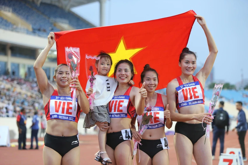 ... Bộ tứ Hoàng Thị Ngọc, Quách Thị Lan, Nguyễn Thị Hằng và Nguyễn Thị Huyền mang về 3 HCV điền kinh trong ngày 18-5. ẢNH: ANH PHƯƠNG