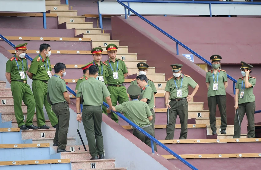 Lực lượng an ninh bên trong sân Việt Trì. ẢNH: ANH PHƯƠNG Lực lượng an ninh bên trong sân Việt Trì. ẢNH: ANH PHƯƠNG