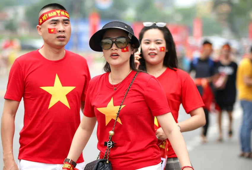 Các CĐV nhuộm đỏ bên ngoài sân Việt Trì. ẢNH: ANH PHƯƠNG Các CĐV nhuộm đỏ bên ngoài sân Việt Trì. ẢNH: ANH PHƯƠNG