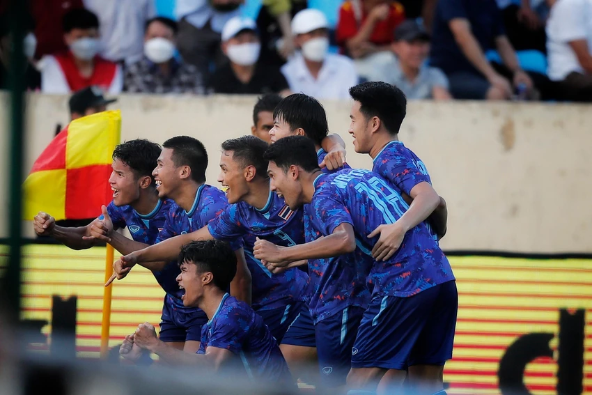 Các cầu thủ Thái Lan ăn mừng bàn thắng duy nhất trận. ẢNH: ANH PHƯƠNG Các cầu thủ Thái Lan ăn mừng bàn thắng duy nhất trận. ẢNH: ANH PHƯƠNG