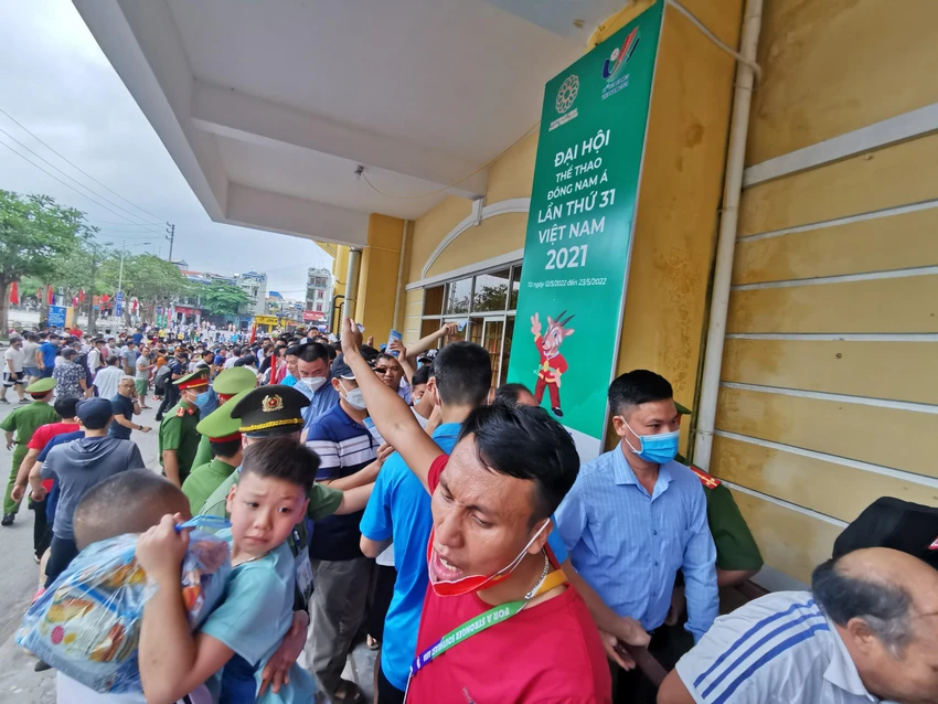 Các CĐV nô nức đi xem đội khách thi đấu.
