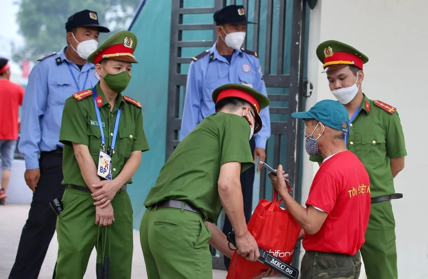 Lực lượng an ninh kiểm tra đồ đạc bằng máy soi trước khi cho CĐV vào sân. ẢNH: ANH PHƯƠNG Lực lượng an ninh kiểm tra đồ đạc bằng máy soi trước khi cho CĐV vào sân. ẢNH: ANH PHƯƠNG