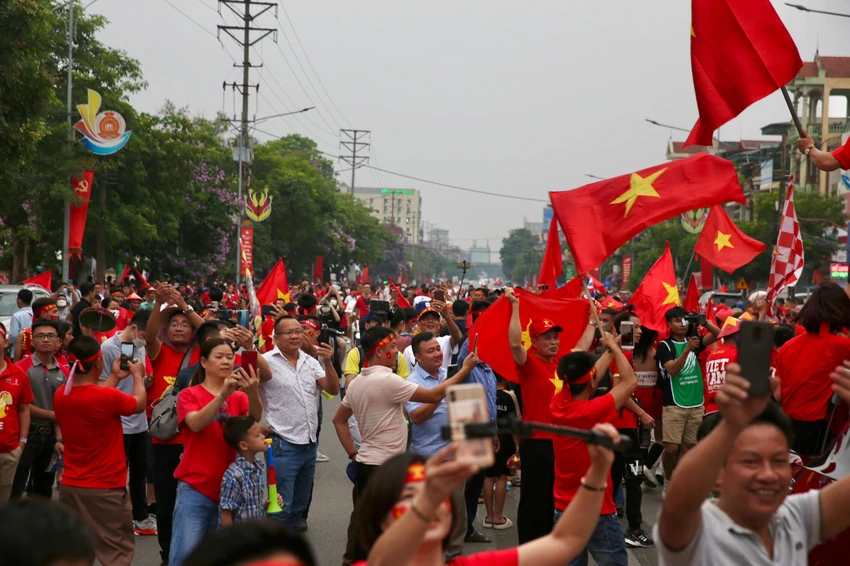 Hình ảnh cực kỳ sôi động bên ngoài sân Việt Trì. ẢNH: ANH DUY Hình ảnh cực kỳ sôi động bên ngoài sân Việt Trì. ẢNH: ANH DUY