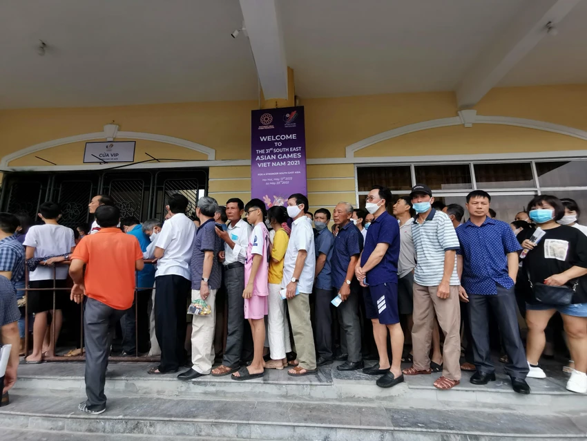 Các CĐV nô nức đi xem đội khách thi đấu.