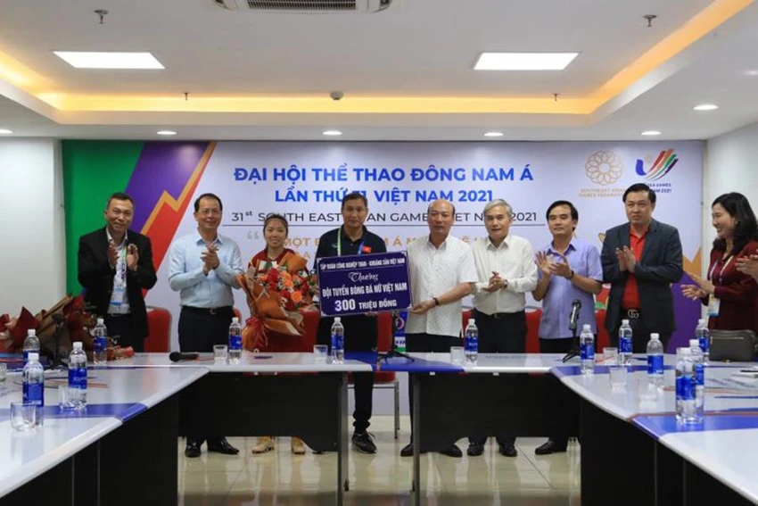 HLV Mai Đức Chung thay mặt tuyển nữ Việt Nam nhận thưởng từ Tập đoàn Công nghiệp Than khoáng sản Việt Nam. ẢNH: VFF