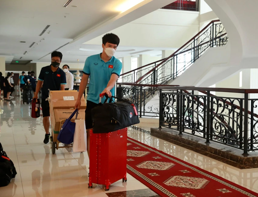 Hoàng Đức di chuyển xuống sảnh để chuẩn bị ra xe.