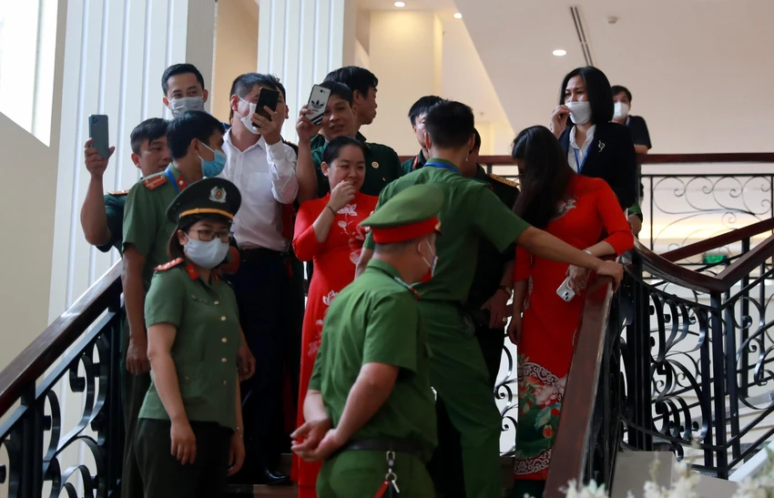 ... trong vòng vây của người hâm mộ.