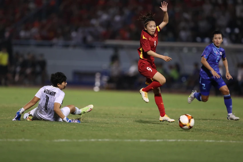 ... để rồi phút 59, đội trưởng Huỳnh Như thoát xuống đi bóng vượt qua cả thủ môn Boonsing... ... để rồi phút 59, đội trưởng Huỳnh Như thoát xuống đi bóng vượt qua cả thủ môn Boonsing...