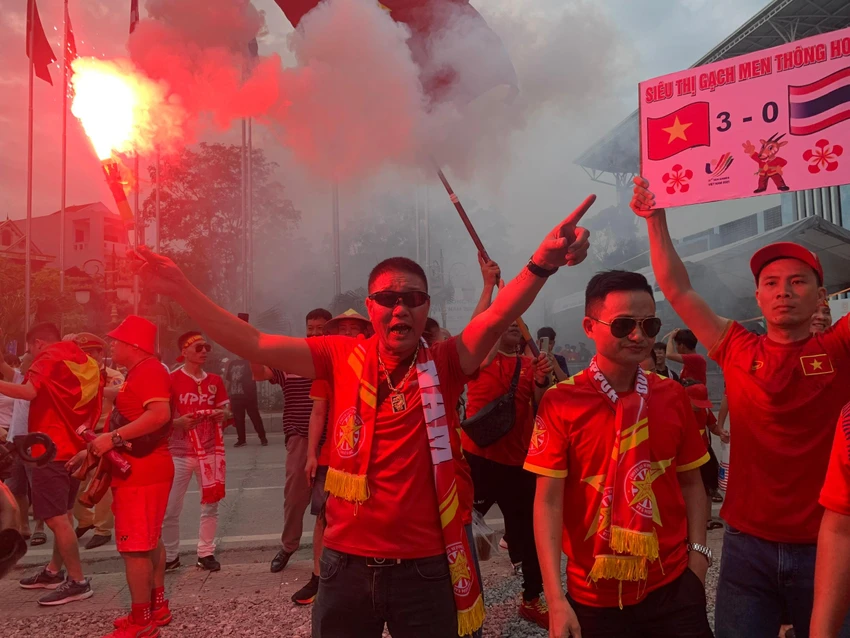 Fan Việt Nam "thắp sáng" bên ngoài sân Cẩm Phả. ẢNH: ANH PHƯƠNG Fan Việt Nam "thắp sáng" bên ngoài sân Cẩm Phả. ẢNH: ANH PHƯƠNG
