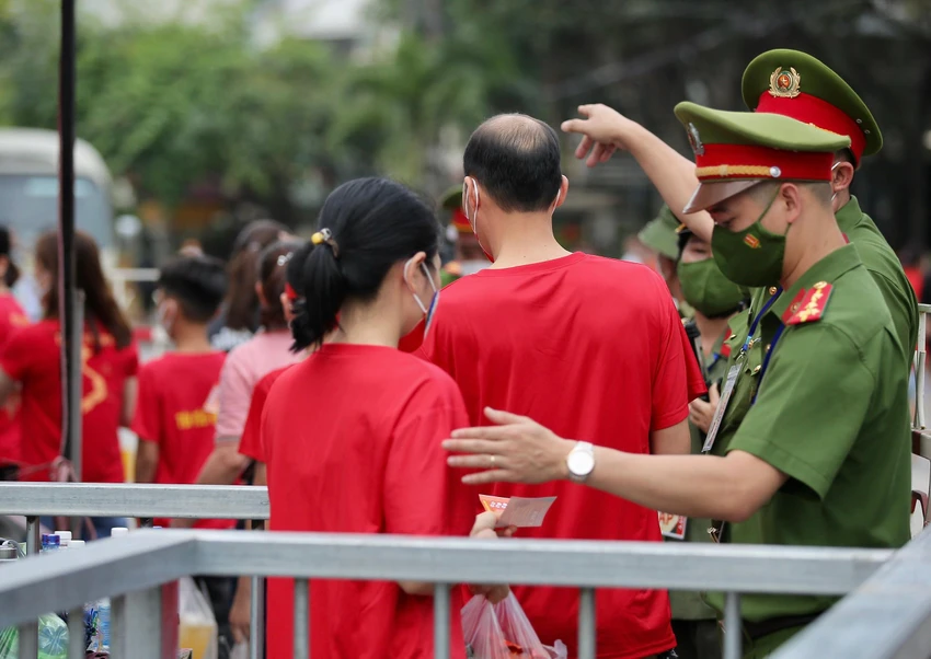 Người hâm mộ xếp hàng dài ở cổng soát vé vào sân. ẢNH: ANH PHƯƠNG Người hâm mộ xếp hàng dài ở cổng soát vé vào sân. ẢNH: ANH PHƯƠNG