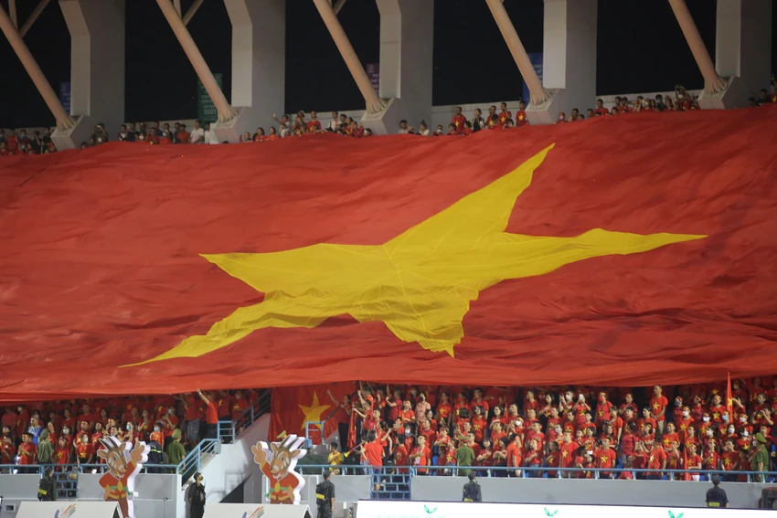 Đại kỳ Việt Nam trên sân Cẩm Phả. ẢNH: ANH PHƯƠNG Đại kỳ Việt Nam trên sân Cẩm Phả. ẢNH: ANH PHƯƠNG