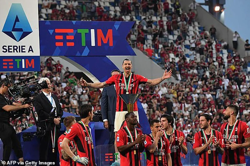 AC Milan nhận chiếc cúp Serie A. ẢNH: GETTY AC Milan nhận chiếc cúp Serie A. ẢNH: GETTY