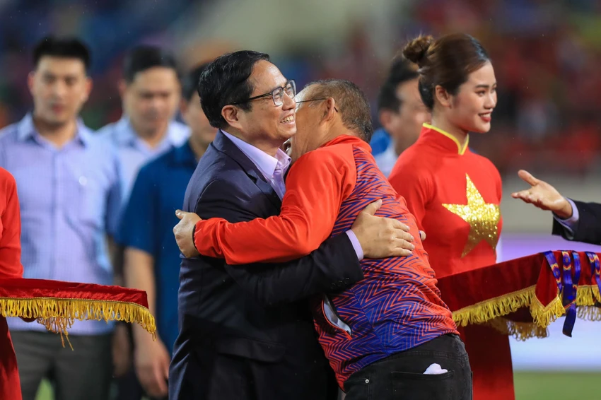 Thủ tướng Phạm Minh Chính ôm chia vui với HLV Park Hang-seo. Thủ tướng Phạm Minh Chính ôm chia vui với HLV Park Hang-seo.