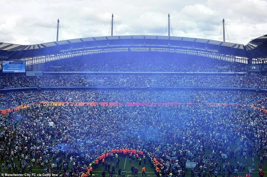 Các CĐV Man City tràn xuống sân Etihad ăn mừng. ẢNH: GETTY Các CĐV Man City tràn xuống sân Etihad ăn mừng. ẢNH: GETTY