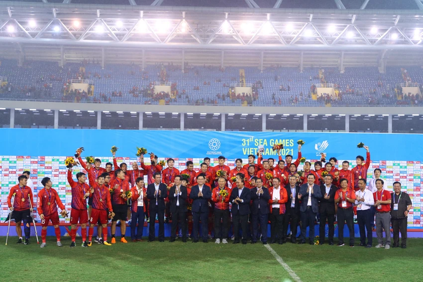 Các cầu thủ U-23 Việt Nam chụp ảnh cùng lãnh đạo Đảng và Nhà nước. Các cầu thủ U-23 Việt Nam chụp ảnh cùng lãnh đạo Đảng và Nhà nước.