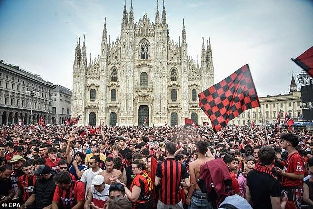 Ở "quê nhà" Milan, các fan đội bóng sọc đỏ đen cũng đổ ra đường ăn mừng. ẢNH: EPA Ở "quê nhà" Milan, các fan đội bóng sọc đỏ đen cũng đổ ra đường ăn mừng. ẢNH: EPA