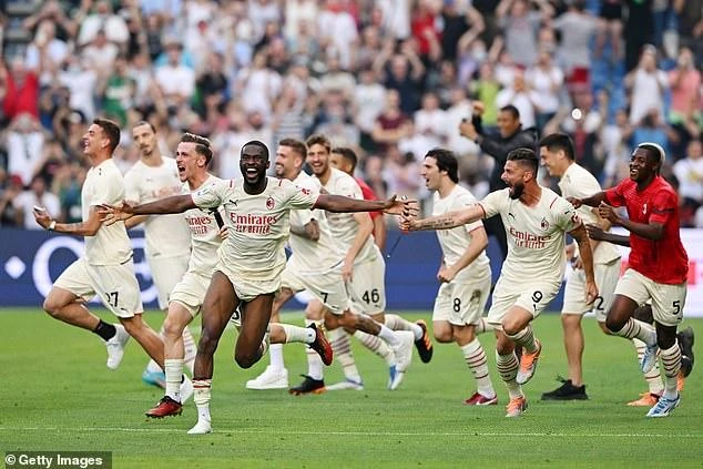 Tiếng còi mãn cuộc vang lên cũng là lúc AC Milan ăn mừng. ẢNH: GETTY Tiếng còi mãn cuộc vang lên cũng là lúc AC Milan ăn mừng. ẢNH: GETTY