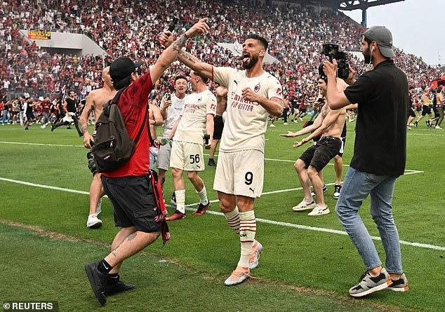 Giroud ăn mừng cùng fan AC Milan. ẢNH: REUTERS Giroud ăn mừng cùng fan AC Milan. ẢNH: REUTERS