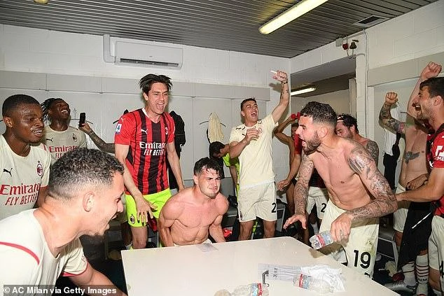 Cầu thủ Milan phấn khích trong phòng thay đồ. ẢNH: GETTY Cầu thủ Milan phấn khích trong phòng thay đồ. ẢNH: GETTY