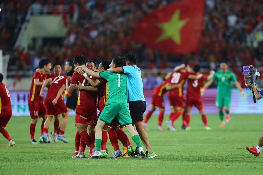 Các cầu thủ U-23 Việt Nam ôm nhau ăn mừng sau khi trận chung kết kết thúc. ẢNH: ANH DUY Các cầu thủ U-23 Việt Nam ôm nhau ăn mừng sau khi trận chung kết kết thúc. ẢNH: ANH DUY
