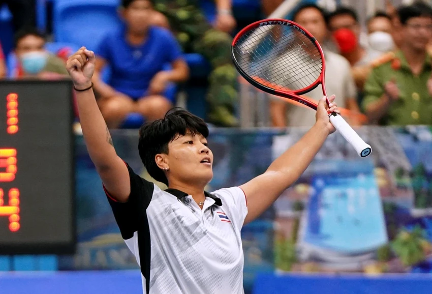 Luksika Kumkhum vô địch đơn nữ quần vợt SEA Games 31. ẢNH: REUTERS Luksika Kumkhum vô địch đơn nữ quần vợt SEA Games 31. ẢNH: REUTERS