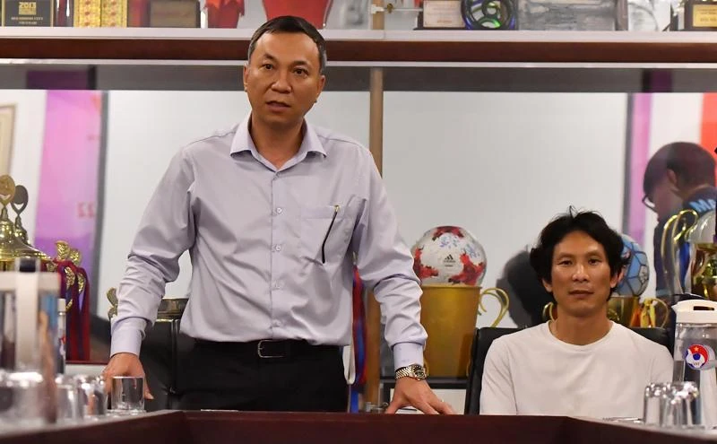 Quyền Chủ tịch VFF Trần Quốc Tuấn động viên đội tuyển U-23 Việt Nam trước giờ lên đường. ẢNH: VFF Quyền Chủ tịch VFF Trần Quốc Tuấn động viên đội tuyển U-23 Việt Nam trước giờ lên đường. ẢNH: VFF