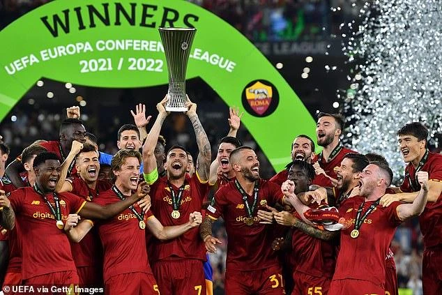 Mourinho và các cầu thủ AS Roma nâng cao danh hiệu Europa Conference League. ẢNH: GETTY