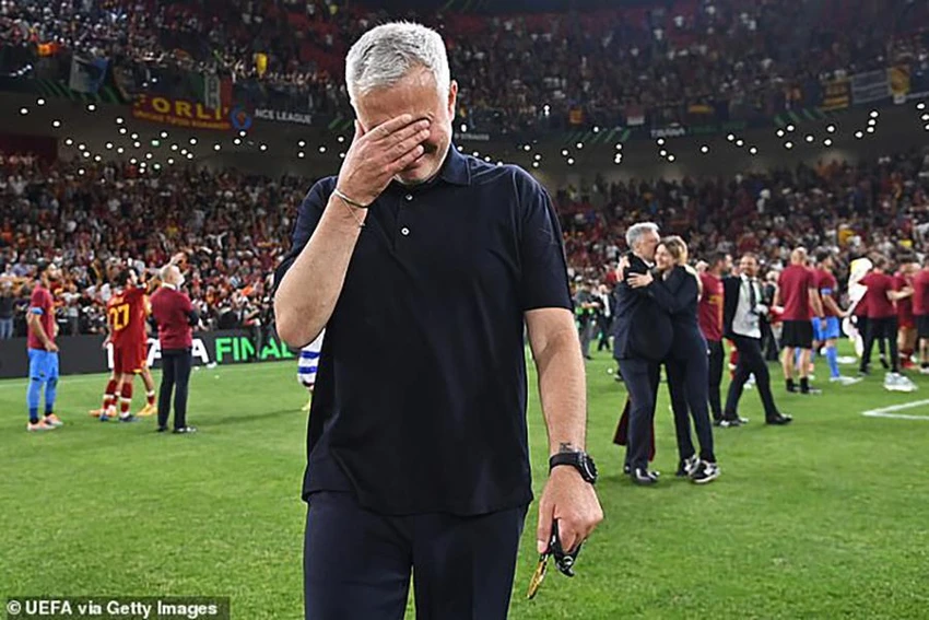 Mourinho bật khóc ngay trên sân sau khi tiếng còi mãn cuộc vang lên. ẢNH: GETTY