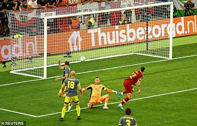 Nicolo Zaniolo ghi bàn duy nhất trận chung kết cho AS Roma. ẢNH: REUTERS
