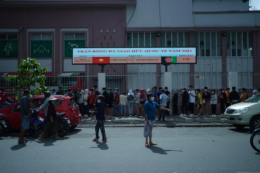 Người dân xếp hàng dài mua vé xem trận đấu giữa tuyển Việt Nam và Afghanistan. Người dân xếp hàng dài mua vé xem trận đấu giữa tuyển Việt Nam và Afghanistan.
