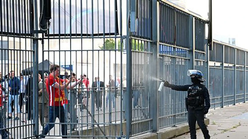Cảnh sát xịt hơi cay vào một CĐV. ẢNH: GETTY Cảnh sát xịt hơi cay vào một CĐV. ẢNH: GETTY