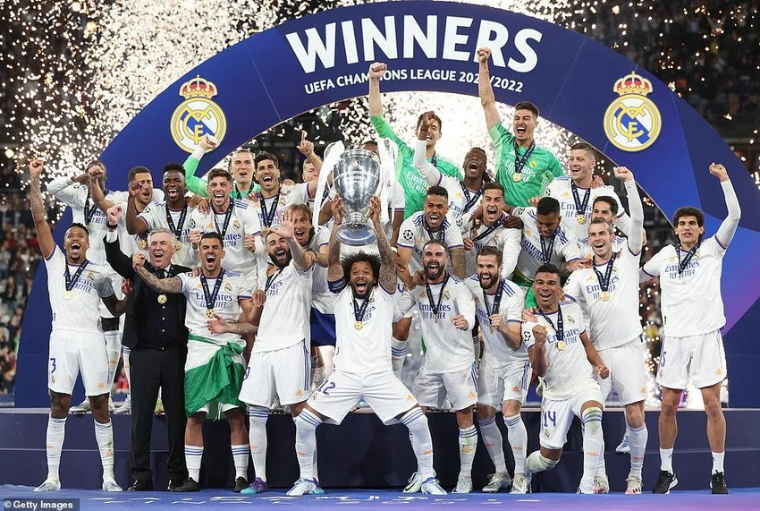 Các cầu thủ Real Madrid nâng cao chức vô địch Champions League 2021 - 2022. ẢNH: GETTY Các cầu thủ Real Madrid nâng cao chức vô địch Champions League 2021 - 2022. ẢNH: GETTY