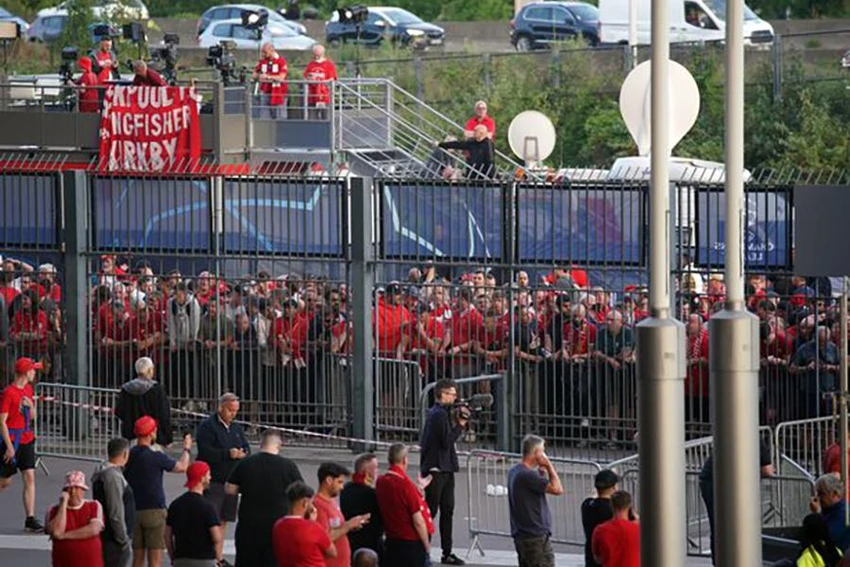 Nhiều fan Liverpool xếp hàng dài bên ngoài. ẢNH: PA Nhiều fan Liverpool xếp hàng dài bên ngoài. ẢNH: PA