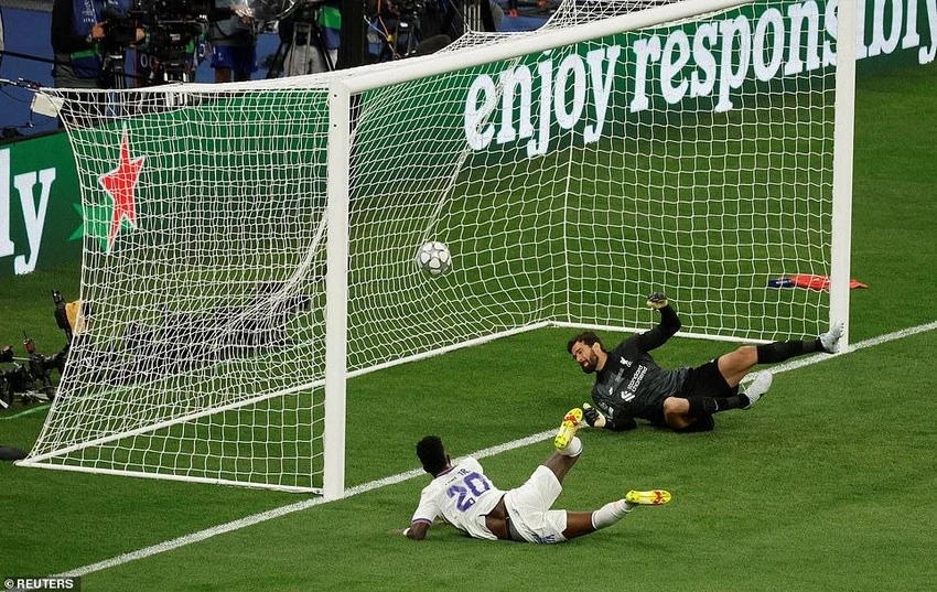 Vinicius ghi bàn kết liễu Liverpool. ẢNH: REUTERS Vinicius ghi bàn kết liễu Liverpool. ẢNH: REUTERS