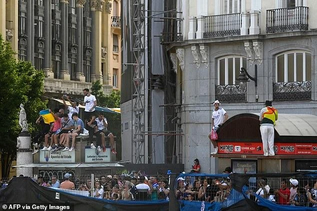 Hình ảnh người dân Madrid chào đón đội nhà. ẢNH: GETTY Hình ảnh người dân Madrid chào đón đội nhà. ẢNH: GETTY
