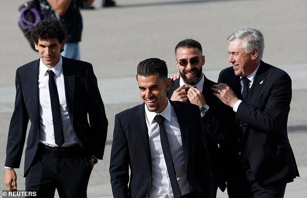 HLV Ancelotti và dàn sao Real Madrid cười rất tươi. ẢNH: REUTERS HLV Ancelotti và dàn sao Real Madrid cười rất tươi. ẢNH: REUTERS