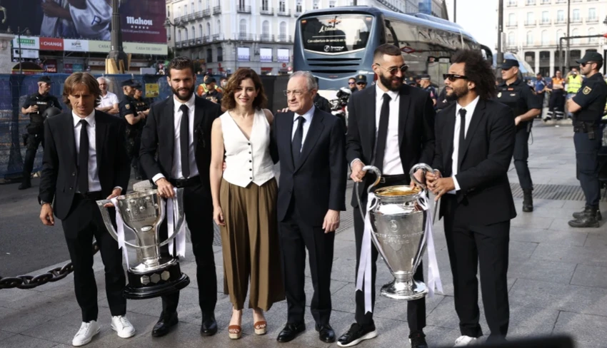 Chủ tịch Florentino Perez cùng các cầu thủ Real Madrid. ẢNH: SHUTTERSHOCK Chủ tịch Florentino Perez cùng các cầu thủ Real Madrid. ẢNH: SHUTTERSHOCK