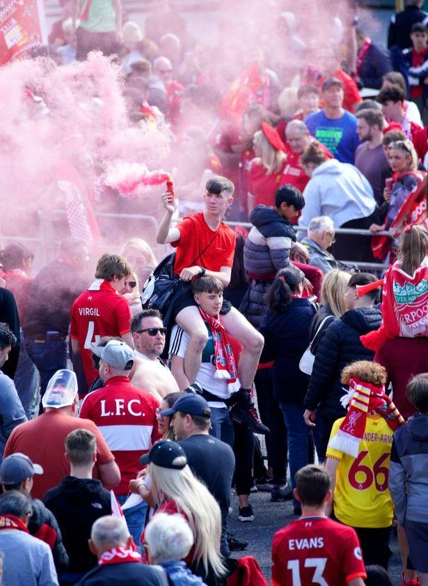 ... Một số fan khác không vui lắm sau khi đội nhà thua ở chung kết Champions League. ẢNH: PA ... Một số fan khác không vui lắm sau khi đội nhà thua ở chung kết Champions League. ẢNH: PA