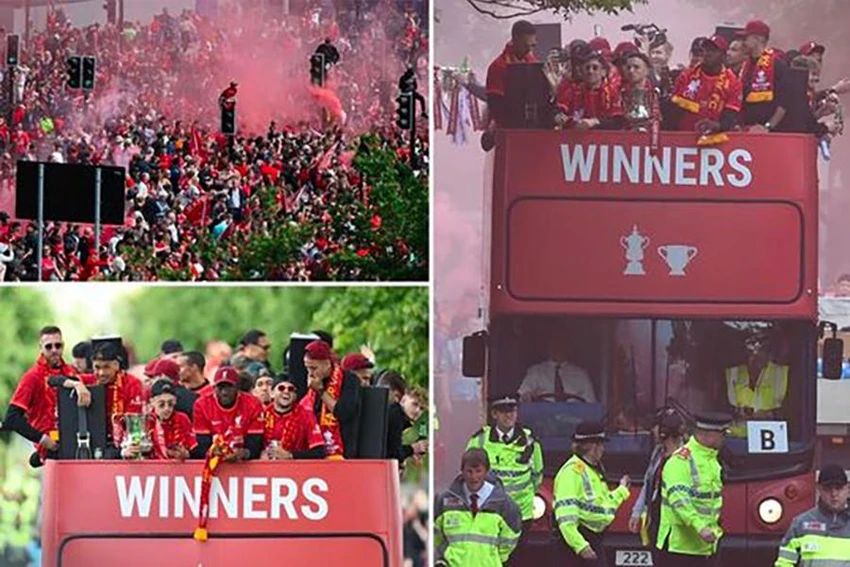 Liverpool diễu hành ăn mừng hai chức vô địch FA Cup và League Cup. ẢNH: DAILY STAR Liverpool diễu hành ăn mừng hai chức vô địch FA Cup và League Cup. ẢNH: DAILY STAR