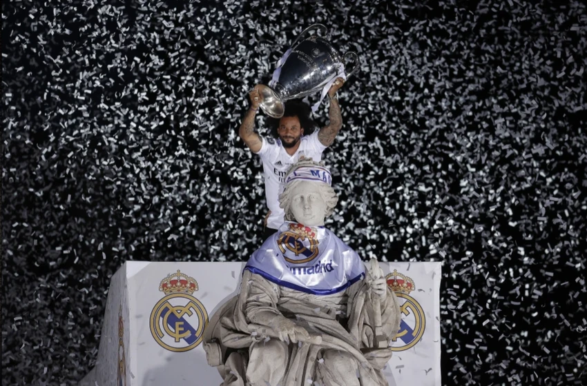 Marcelo nâng cao danh hiệu Champions League tại sân khấu lớn giữa "biển hoa giấy". ẢNH: GETTY Marcelo nâng cao danh hiệu Champions League tại sân khấu lớn giữa "biển hoa giấy". ẢNH: GETTY