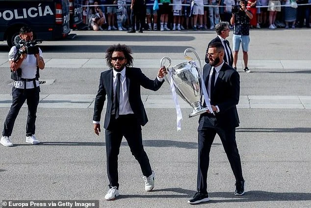 Marcelo và Benzema cầm chiếc cúp Champions League. ẢNH: GETTY Marcelo và Benzema cầm chiếc cúp Champions League. ẢNH: GETTY